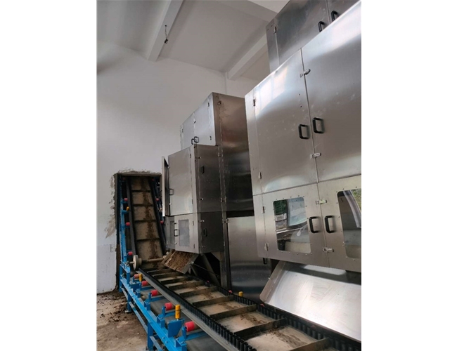云南某污水處理廠訂購的2臺一體式污泥深度脫水機(jī)，已投入使用啦！